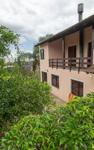 Casa de condomínio à venda com 304m², 4 quartos e 3 vagas Casa de condomínio à venda com 304m², 4 quartos e 3 vagasFachada fundos