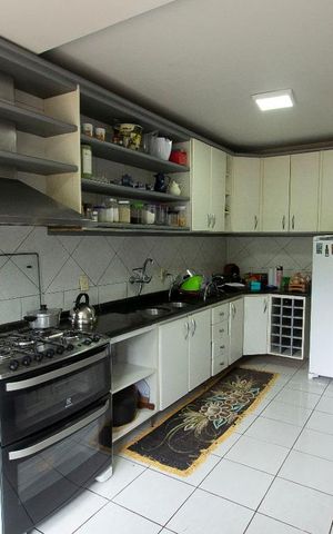 Casa de condomínio à venda com 304m², 4 quartos e 3 vagas Casa de condomínio à venda com 304m², 4 quartos e 3 vagasCozinha