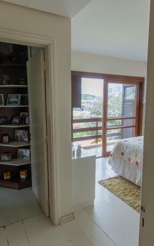 Casa de condomínio à venda com 304m², 4 quartos e 3 vagas Casa de condomínio à venda com 304m², 4 quartos e 3 vagasSuíte