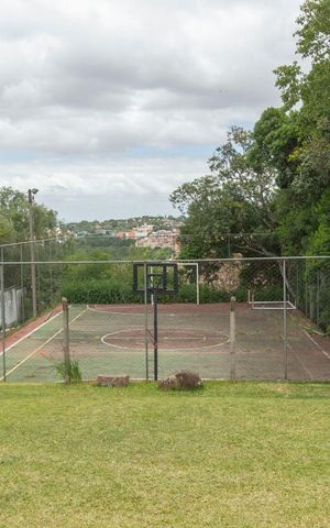 Casa de condomínio à venda com 304m², 4 quartos e 3 vagas Casa de condomínio à venda com 304m², 4 quartos e 3 vagasQuadra Esportiva