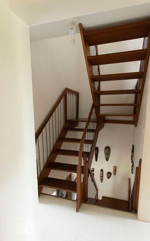 Casa de condomínio à venda com 304m², 4 quartos e 3 vagas Casa de condomínio à venda com 304m², 4 quartos e 3 vagasEscada acesso Sótão