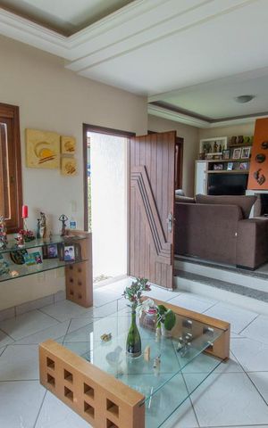 Casa de condomínio à venda com 304m², 4 quartos e 3 vagas Casa de condomínio à venda com 304m², 4 quartos e 3 vagasSala