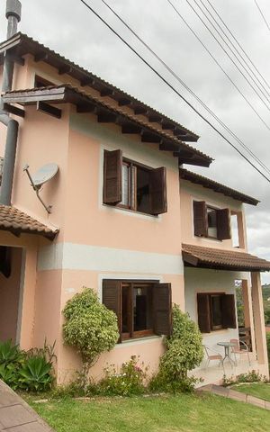 Casa de condomínio à venda com 304m², 4 quartos e 3 vagas Casa de condomínio à venda com 304m², 4 quartos e 3 vagasFachada