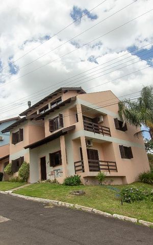 Casa de condomínio à venda com 304m², 4 quartos e 3 vagas Casa de condomínio à venda com 304m², 4 quartos e 3 vagasFachada