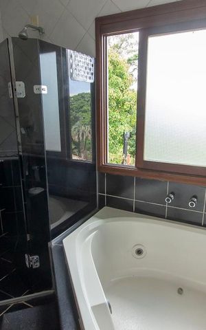 Casa de condomínio à venda com 304m², 4 quartos e 3 vagas Casa de condomínio à venda com 304m², 4 quartos e 3 vagasBanheiro da Suíte