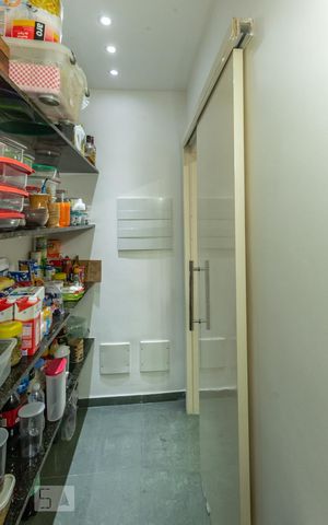 Casa de condomínio à venda com 320m², 4 quartos e 4 vagas Casa de condomínio à venda com 320m², 4 quartos e 4 vagasDespensa