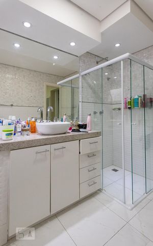 Casa de condomínio à venda com 320m², 4 quartos e 4 vagas Casa de condomínio à venda com 320m², 4 quartos e 4 vagasBanheiro da Suíte 1