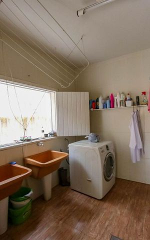 Casa à venda com 410m², 5 quartos e 4 vagas Casa à venda com 410m², 5 quartos e 4 vagasÁrea de Serviço