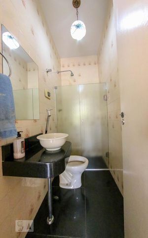 Casa à venda com 410m², 5 quartos e 4 vagas Casa à venda com 410m², 5 quartos e 4 vagasBanheiro Social 2