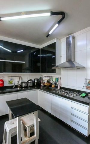 Casa à venda com 410m², 5 quartos e 4 vagas Casa à venda com 410m², 5 quartos e 4 vagasCozinha