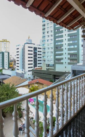Casa à venda com 410m², 5 quartos e 4 vagas Casa à venda com 410m², 5 quartos e 4 vagasVaranda do Quarto 1