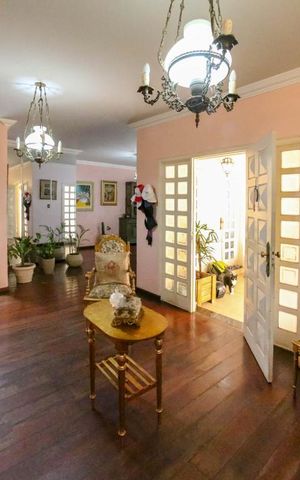 Casa à venda com 410m², 5 quartos e 4 vagas Casa à venda com 410m², 5 quartos e 4 vagasSala
