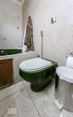 Casa à venda com 410m², 5 quartos e 4 vagas Casa à venda com 410m², 5 quartos e 4 vagasBanheiro da Suíte 1