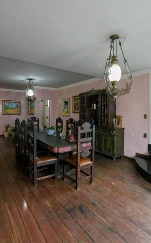 Casa à venda com 410m², 5 quartos e 4 vagas Casa à venda com 410m², 5 quartos e 4 vagasSala
