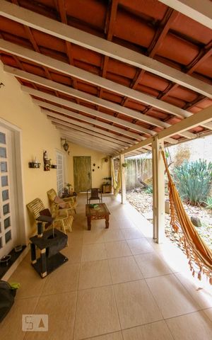 Casa à venda com 410m², 5 quartos e 4 vagas Casa à venda com 410m², 5 quartos e 4 vagasVaranda