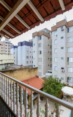 Casa à venda com 410m², 5 quartos e 4 vagas Casa à venda com 410m², 5 quartos e 4 vagasVaranda do Quarto 3