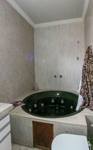 Casa à venda com 410m², 5 quartos e 4 vagas Casa à venda com 410m², 5 quartos e 4 vagasBanheiro da Suíte 1