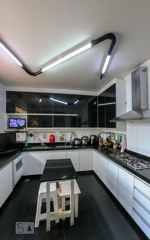 Casa à venda com 410m², 5 quartos e 4 vagas Casa à venda com 410m², 5 quartos e 4 vagasCozinha