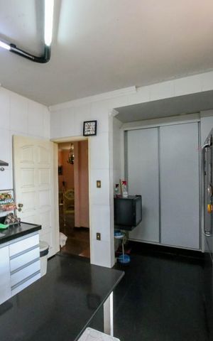 Casa à venda com 410m², 5 quartos e 4 vagas Casa à venda com 410m², 5 quartos e 4 vagasCozinha