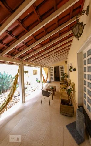 Casa à venda com 410m², 5 quartos e 4 vagas Casa à venda com 410m², 5 quartos e 4 vagasVaranda