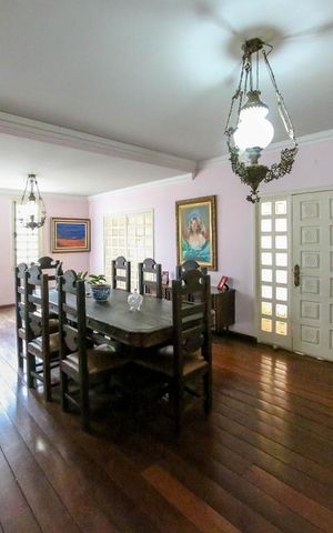 Casa à venda com 410m², 5 quartos e 4 vagas Casa à venda com 410m², 5 quartos e 4 vagasSala
