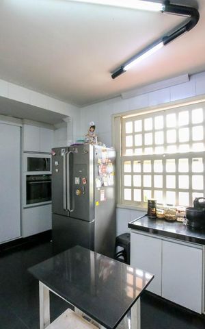 Casa à venda com 410m², 5 quartos e 4 vagas Casa à venda com 410m², 5 quartos e 4 vagasCozinha