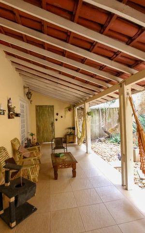 Casa à venda com 410m², 5 quartos e 4 vagas Casa à venda com 410m², 5 quartos e 4 vagasVaranda