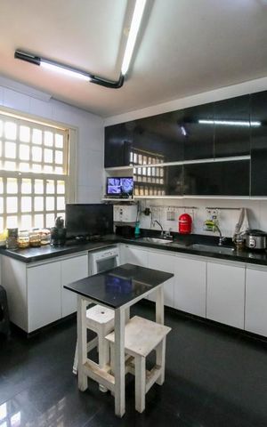 Casa à venda com 410m², 5 quartos e 4 vagas Casa à venda com 410m², 5 quartos e 4 vagasCozinha
