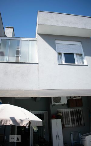 Casa à venda com 138m², 3 quartos e 2 vagasVista da Casa pela piscina