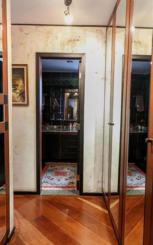 Apartamento à venda com 130m², 2 quartos e 2 vagas Apartamento à venda com 130m², 2 quartos e 2 vagasCloset