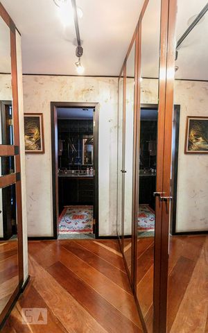 Apartamento à venda com 130m², 2 quartos e 2 vagas Apartamento à venda com 130m², 2 quartos e 2 vagasCloset
