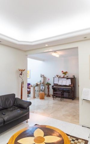 Casa à venda com 440m², 4 quartos e 4 vagas Casa à venda com 440m², 4 quartos e 4 vagasSala