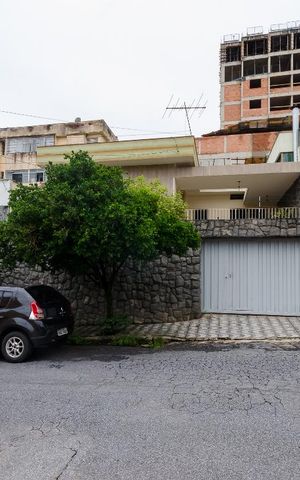 Casa à venda com 229m², 3 quartos e 4 vagasFachada