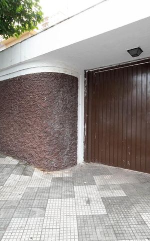 Casa à venda com 300m², 3 quartos e 7 vagas Casa à venda com 300m², 3 quartos e 7 vagasFachada