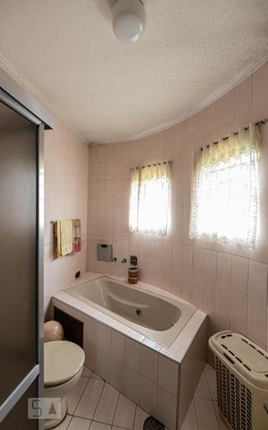 Casa para alugar com 300m², 3 quartos e 6 vagas Casa para alugar com 300m², 3 quartos e 6 vagasBanheiro Suite
