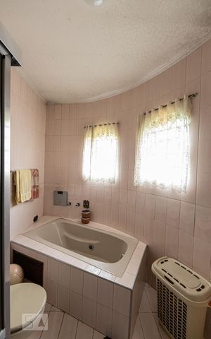 Casa para alugar com 300m², 3 quartos e 6 vagas Casa para alugar com 300m², 3 quartos e 6 vagasBanheiro Suite