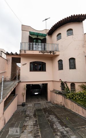 Casa para alugar com 300m², 3 quartos e 6 vagas Casa para alugar com 300m², 3 quartos e 6 vagasFachada