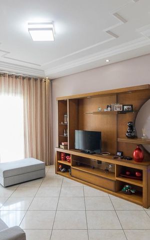 Casa à venda com 273m², 5 quartos e 4 vagas Casa à venda com 273m², 5 quartos e 4 vagasSala