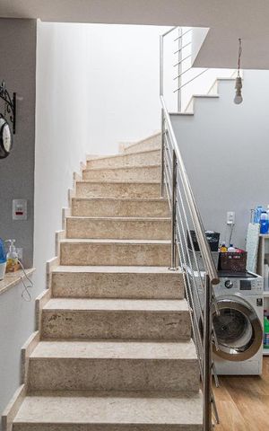 Casa à venda com 240m², 7 quartos e 8 vagas Casa à venda com 240m², 7 quartos e 8 vagasEscada