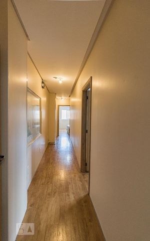Casa à venda com 240m², 7 quartos e 8 vagas Casa à venda com 240m², 7 quartos e 8 vagasCorredor