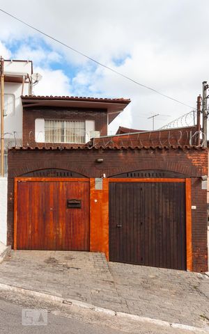 Casa à venda com 210m², 3 quartos e 2 vagas Casa à venda com 210m², 3 quartos e 2 vagasFachada