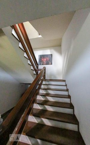 Casa de condomínio à venda com 520m², 4 quartos e 4 vagasEscada
