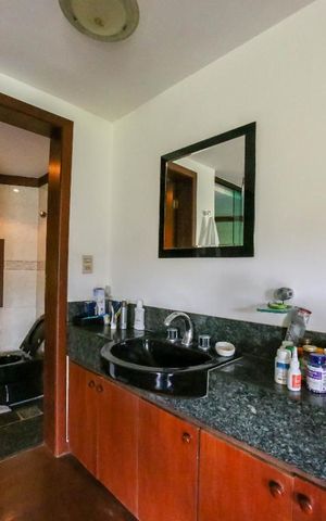 Casa de condomínio à venda com 520m², 4 quartos e 4 vagasBanheiro da Suíte