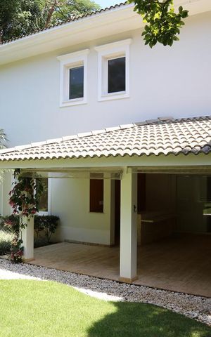 Casa de condomínio à venda com 670m², 4 quartos e 4 vagasQuintal