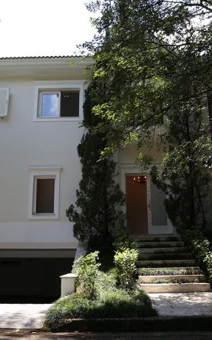 Casa de condomínio à venda com 670m², 4 quartos e 4 vagasFachada
