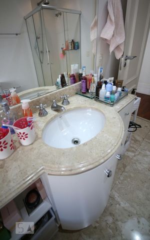 Apartamento à venda com 253m², 4 quartos e 5 vagasBanheiro 1