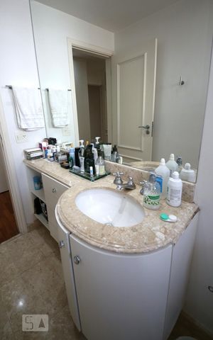 Apartamento à venda com 253m², 4 quartos e 5 vagasBanheiro 2