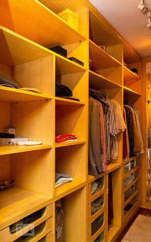 Casa de condomínio à venda com 586m², 4 quartos e 3 vagasCloset do quarto
