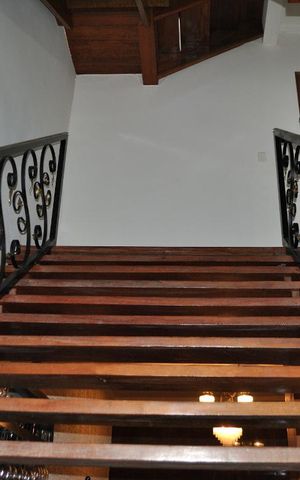 Casa para alugar com 300m², 3 quartos e 3 vagasEscada - acesso aos quartos