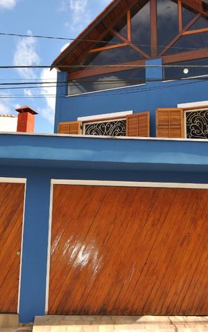 Casa para alugar com 300m², 3 quartos e 3 vagasFachada